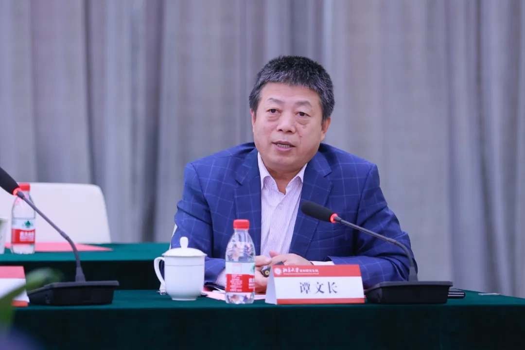谭文长部署党委工作